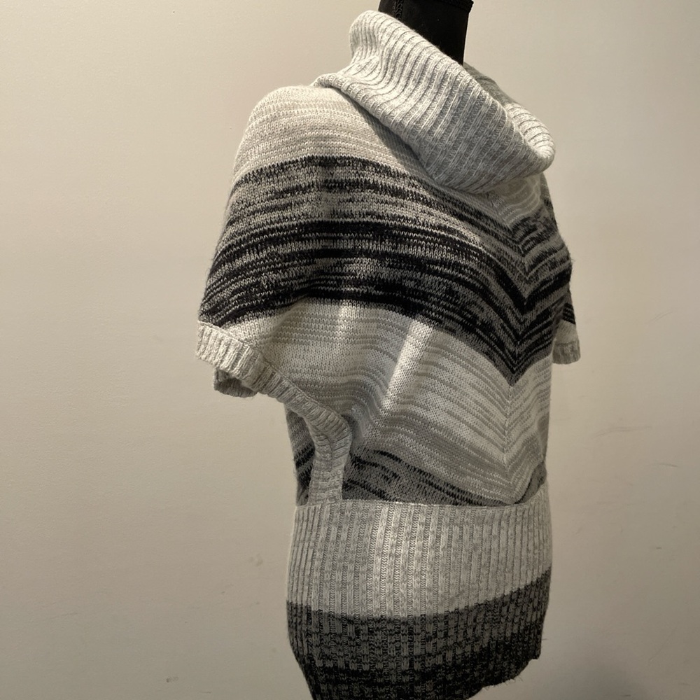 Xoxo Knit Sweater Top Women Size S Gray Black Stripes Normcore Chic Trendy Hip